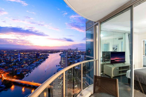 HIGH FLOOR GUARANTEE - 3 Bedroom Plus Study Apartments At Chevron Renaissance - Self Contained & Privately Managed - Wow Stay - Accommodation Brisbane 0