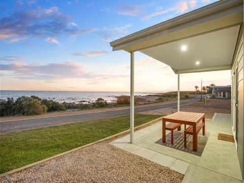 High Tide - Beachfront Pet-friendly - Accommodation Brisbane 2