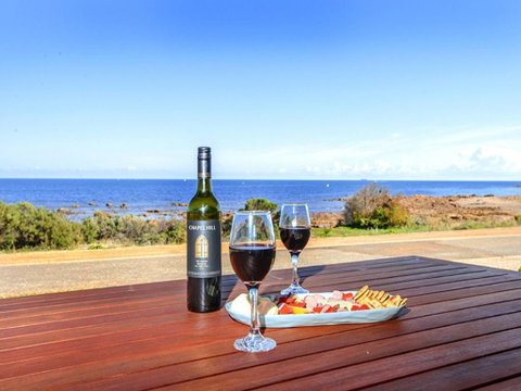 High Tide - Beachfront Pet-friendly - Accommodation Brisbane 3