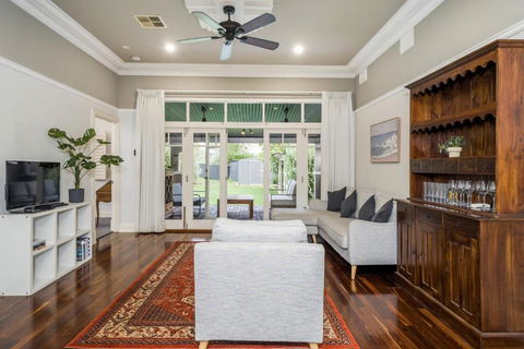 Incredible 3-Bed Renovated Home With Huge Garden - Accommodation Brisbane 0