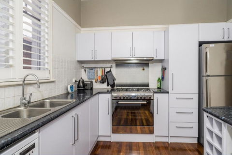 Incredible 3-Bed Renovated Home With Huge Garden - Accommodation Brisbane 2