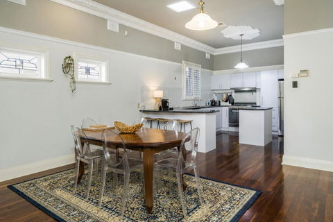 Incredible 3-Bed Renovated Home With Huge Garden - Accommodation Brisbane 3