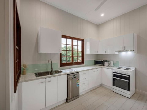 Inner City 6BR Family Friendly House Highgate Hill - Accommodation Brisbane 3