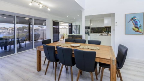 Island Paradise On The Canal - Accommodation Brisbane 3