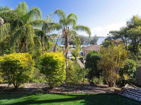 Aislinn' 3/273 Corrie Parade - Air Con, Water Views, BBQ - Accommodation Brisbane 3