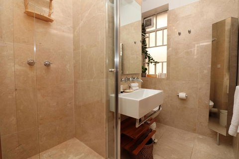 Alcaston House - Parliament House 300m, WiFi, Netflix - Accommodation Brisbane 3