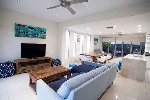 Alexandra Headland Luxury Townhouse - Accommodation Brisbane 1