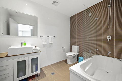 All Amenities Only Downstairs, 20 Mins To CBD - Accommodation Brisbane 2