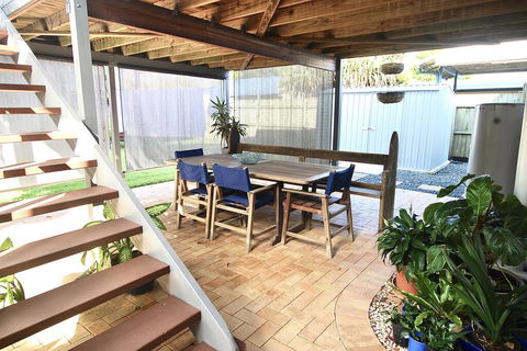 Aloha Alex Beach House Pet-friendly- 450m To The Beach - Accommodation Brisbane 1
