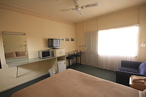 Aromet Motor Inn - Accommodation Brisbane 0