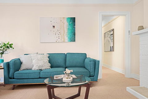 Art Deco Apartment Steps From Harbour And Beach - Accommodation Brisbane 0