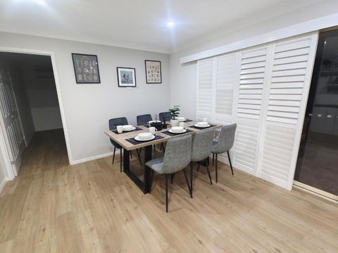 Luxury 3 BR House Near EMP - Accommodation Brisbane 2