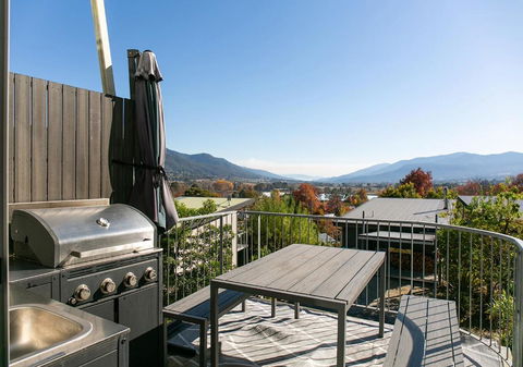 Luxury Scandinavian Townhouse - Accommodation Brisbane 3