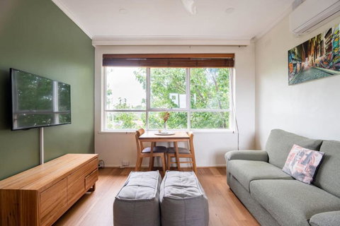 Maddox, 5min Walk To Train With Netflix And Parking - Accommodation Brisbane 0