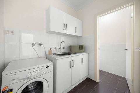 Mawson Lakes Retreat - 3BR, Wifi, Parking - Accommodation Brisbane 1