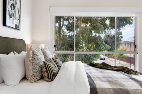 Mawson Lakes Retreat - 3BR, Wifi, Parking - Accommodation Brisbane 2