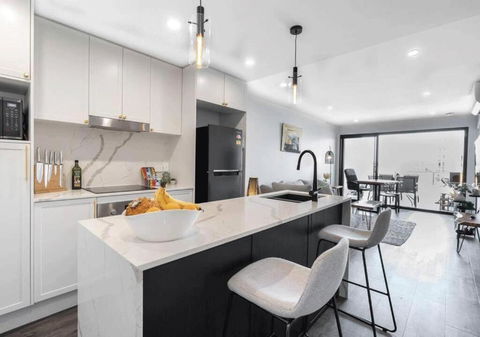 Modern 2-Bed 2-Bath - Walk To Hospital & Westfield - Accommodation Brisbane 0