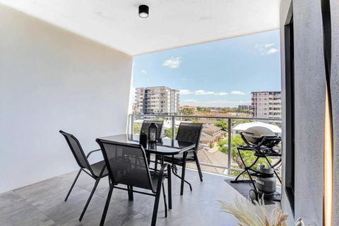 Modern 2-Bed 2-Bath - Walk To Hospital & Westfield - Accommodation Brisbane 3