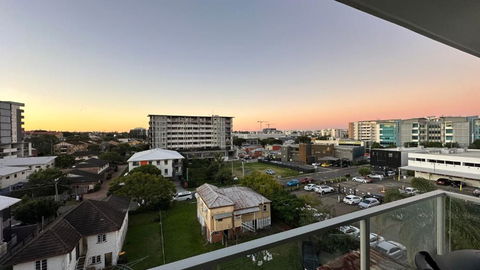 Modern 2-Bed 2-Bath - Walk To Hospital & Westfield - Accommodation Brisbane 2