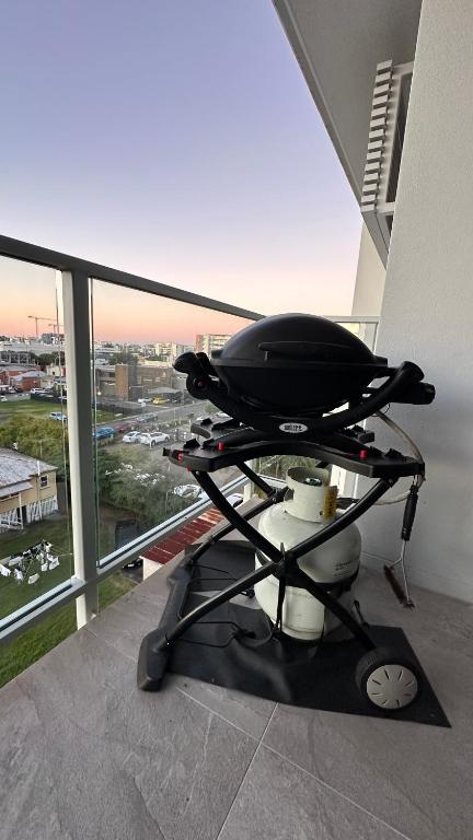 Modern 2-Bed 2-Bath - Walk To Hospital & Westfield - Accommodation Brisbane 1