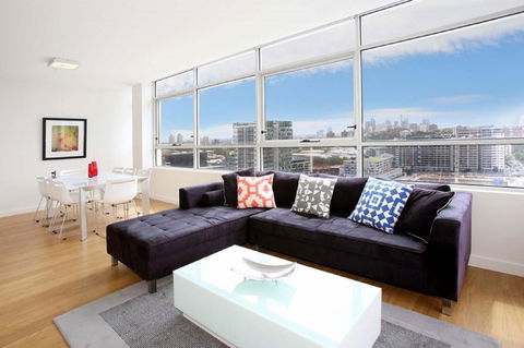 Moore To See - Modern And Spacious 3BR Zetland Apartment With Views Over Moore Park - Accommodation Brisbane 2