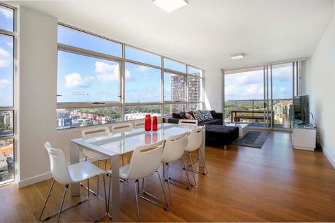 Moore To See - Modern And Spacious 3BR Zetland Apartment With Views Over Moore Park - Accommodation Brisbane 0