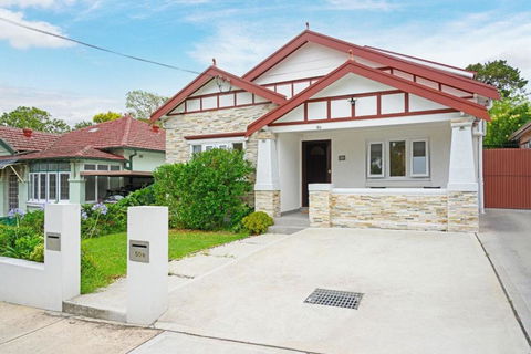 Mins To Mall Convenient 3 Beds Classic Charm Home - Accommodation Brisbane 0