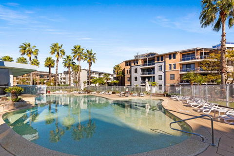 Modern 2-Bed With Pools, Gym, Tennis Court & Sauna - Accommodation Brisbane 0