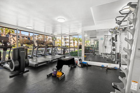 Modern 2-Bed With Pools, Gym, Tennis Court & Sauna - Accommodation Brisbane 3