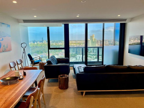 Modern 3 Bedroom Apartment With Amazing Views - Accommodation Brisbane 0
