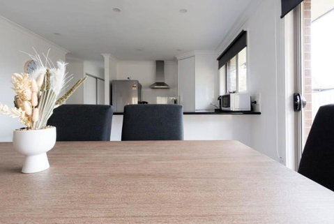 Modern Delight: Cosy Home With Parking - Accommodation Brisbane 3