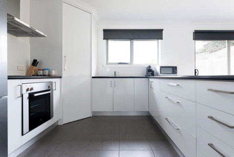 Modern Delight: Cosy Home With Parking - Accommodation Brisbane 2