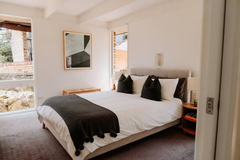 Modern Home Overlooking River - Accommodation Brisbane 2
