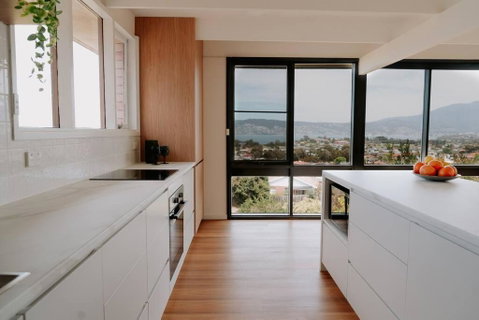 Modern Home Overlooking River - Accommodation Brisbane 3