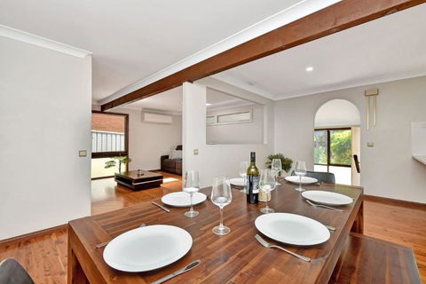 NEW PropertyBreezy Bayside Haven At Brightwaters - Accommodation Brisbane 1