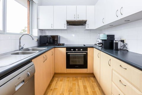 Mosman Views, 2bed, Parking, 15min Walk To Beach - Accommodation Brisbane 2