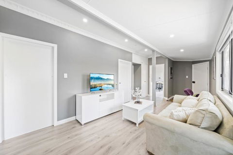 New 2 Bedroom House 500m To Mall With Free Parking - Accommodation Brisbane 2