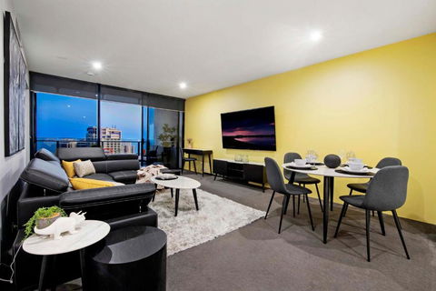OCEAN VIEW - One Bedroom Spa Apartment - Circle On Cavill - Self Contained, Privately Managed - Accommodation Brisbane 2