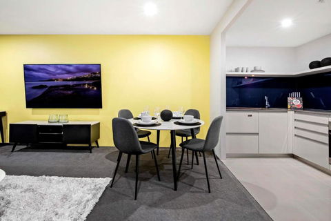 OCEAN VIEW - One Bedroom Spa Apartment - Circle On Cavill - Self Contained, Privately Managed - Accommodation Brisbane 3