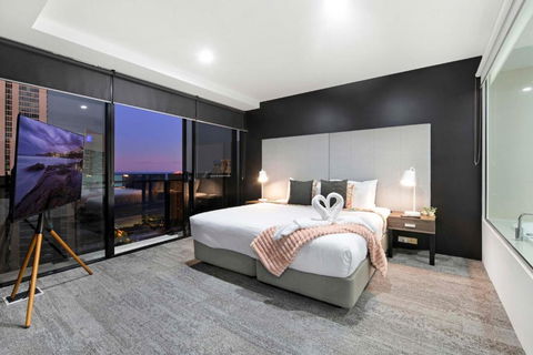 OCEAN VIEW - One Bedroom Spa Apartment - Circle On Cavill - Self Contained, Privately Managed - Accommodation Brisbane 0