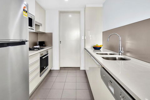 North Sydney Large Two Bedroom MIL2302 - Accommodation Brisbane 3