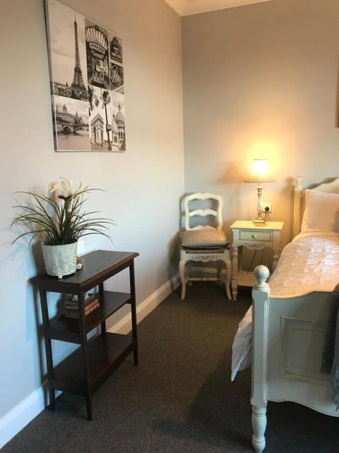 Number 10 -Queen Room With B/fast - Accommodation Brisbane 3