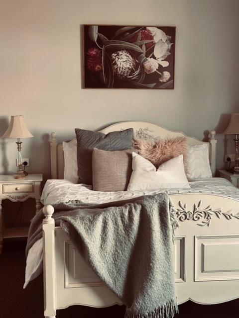 Number 10 -Queen Room With B/fast - Accommodation Brisbane 0