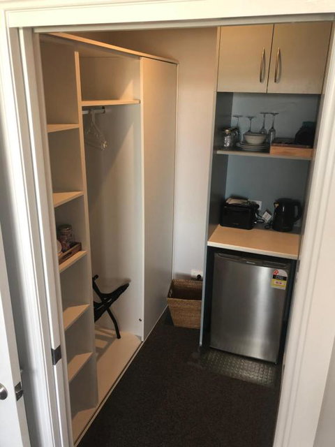 Number 10 -King Bed With Breakfast - Accommodation Brisbane 2