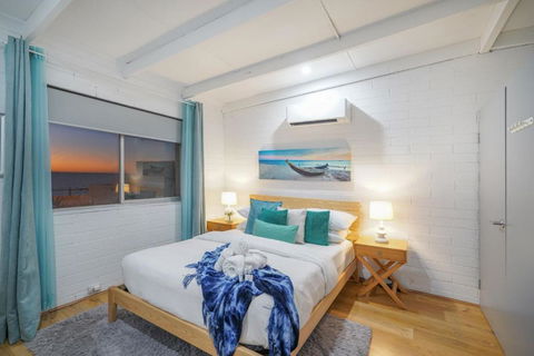 OCEA84 - Quinns Beach Shack: Ocean Views - Accommodation Brisbane 2