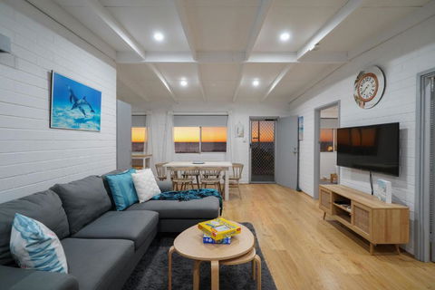 OCEA84 - Quinns Beach Shack: Ocean Views - Accommodation Brisbane 3
