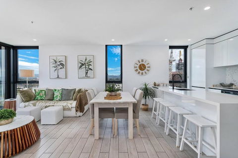 OPUS Apartment - Beach At Your Doorstep Short Walk To Light Rail - Accommodation Brisbane 3