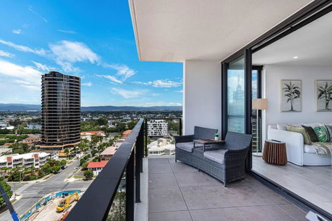 OPUS Apartment - Beach At Your Doorstep Short Walk To Light Rail - Accommodation Brisbane 1