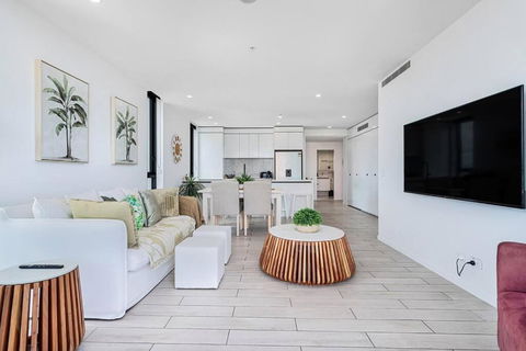 OPUS Apartment - Beach At Your Doorstep Short Walk To Light Rail - Accommodation Brisbane 2