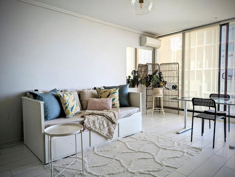 Ocean View Apartment Close To CBD With Indoor Pool. - Accommodation Brisbane 3